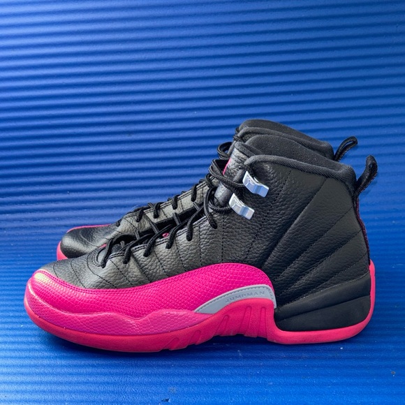 Size 7.5Y- GS Jordan 12 Retro Black Deadly Pink 510815-026 Women’s 9 - Picture 2 of 8